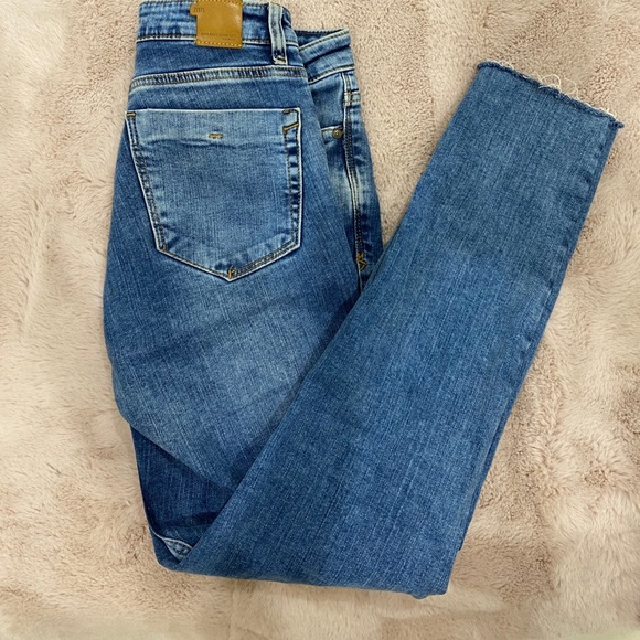 Zara Basics Low Rise Ripped Jeans - Picture 3 of 9